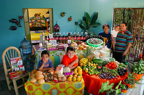 Mexico - Cuernavaca - The Casales family spends around $189 per week.